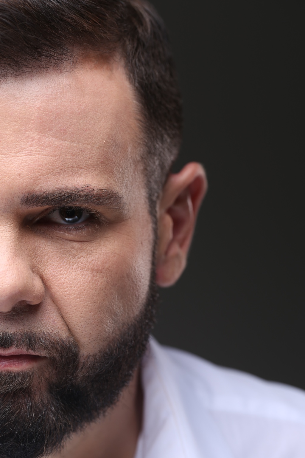 Close editorial de metade do rosto de Lucas Atanazio.